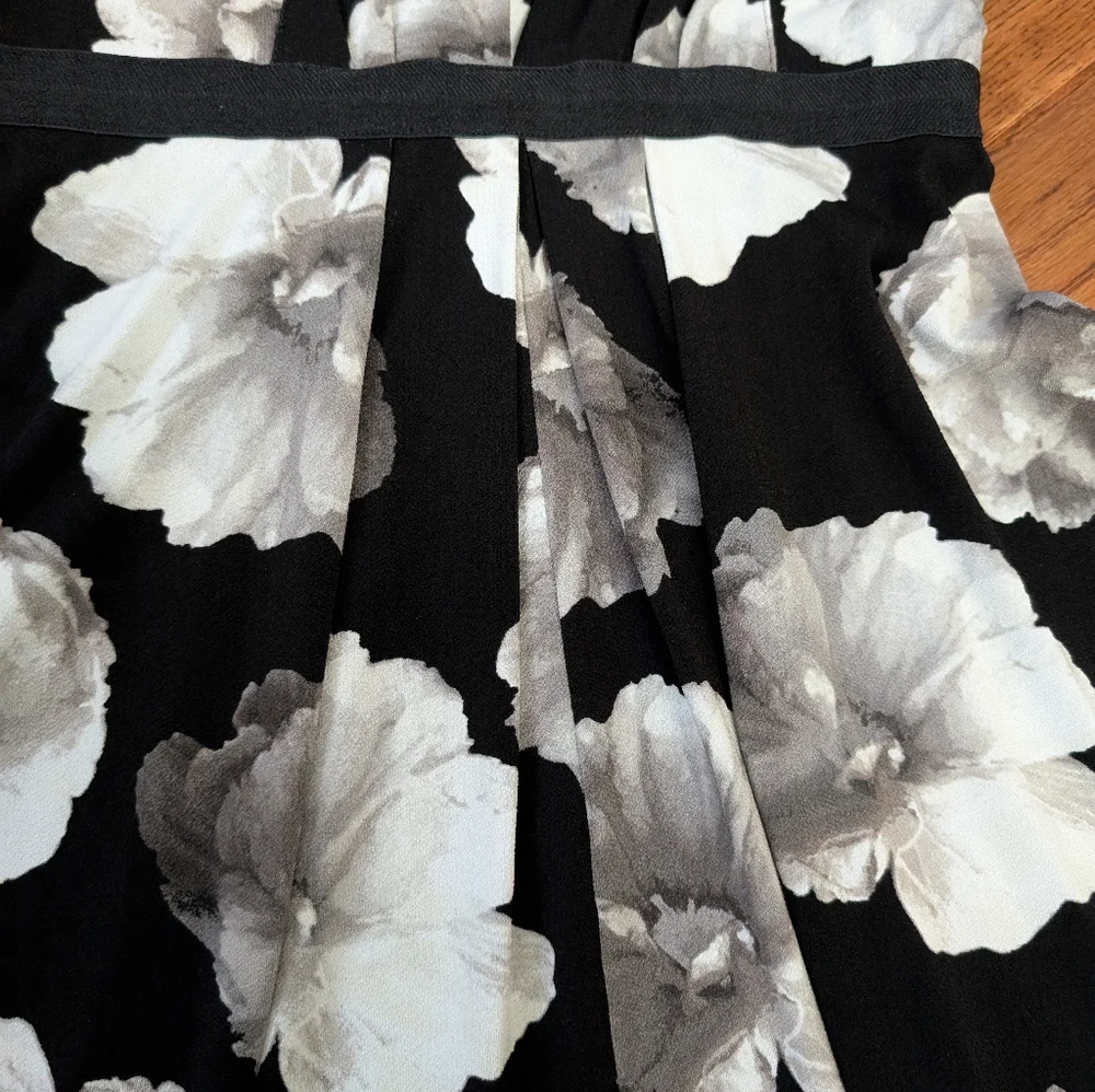 EUC Simply Vera Vera Wang Sleeveless Dress Black Gray White Floral Size Small - Picture 4 of 11